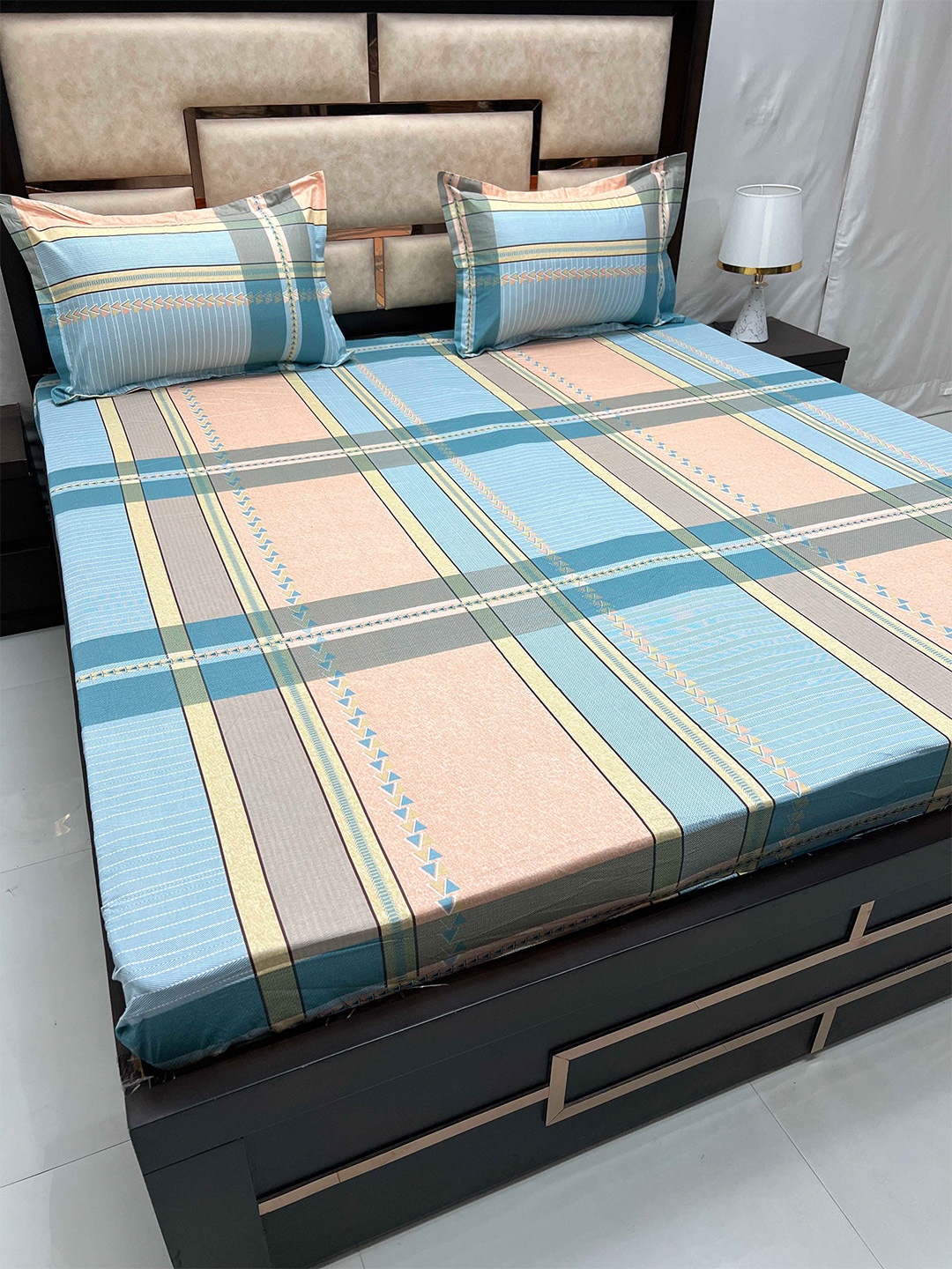 

Pure Decor Gem Blue & Pink Geometric 250 TC King Cotton Bedsheet with 2 Pillow Covers