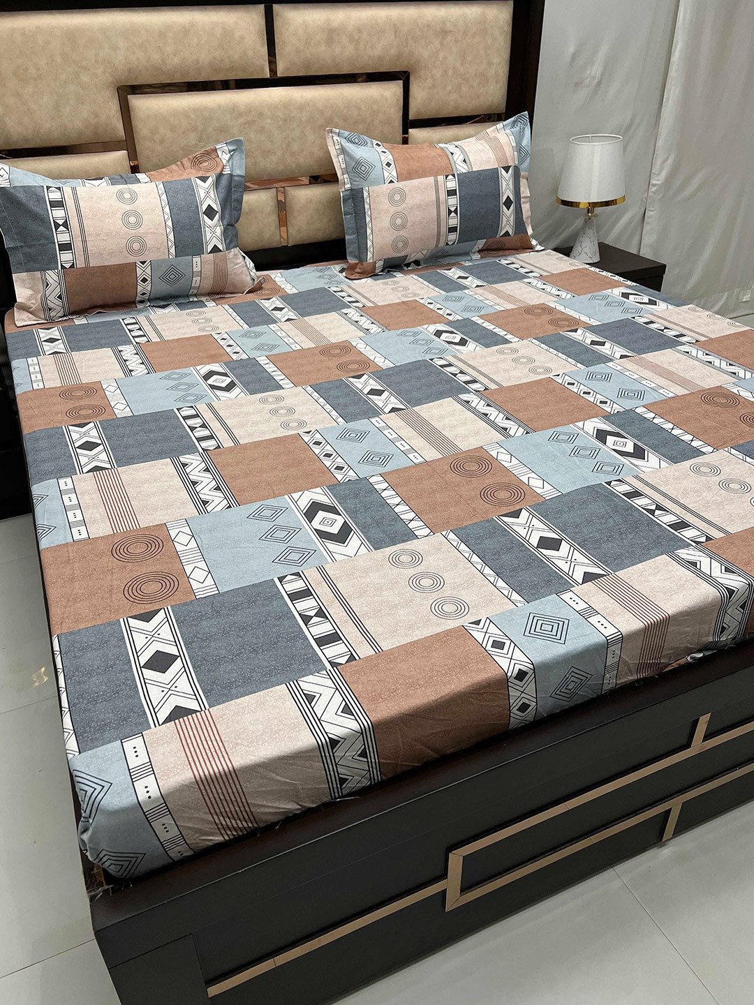 

Pure Decor Royal Velar Brown Geometric Cotton 330 TC Super King Bedsheet & 2 Pillow Covers