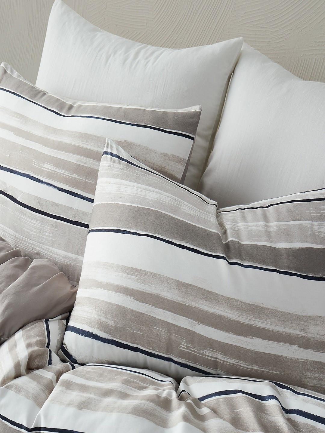 

Himeya 2 Pcs White& Grey Striped 210 TC Pure Cotton Rectangle Pillow Covers