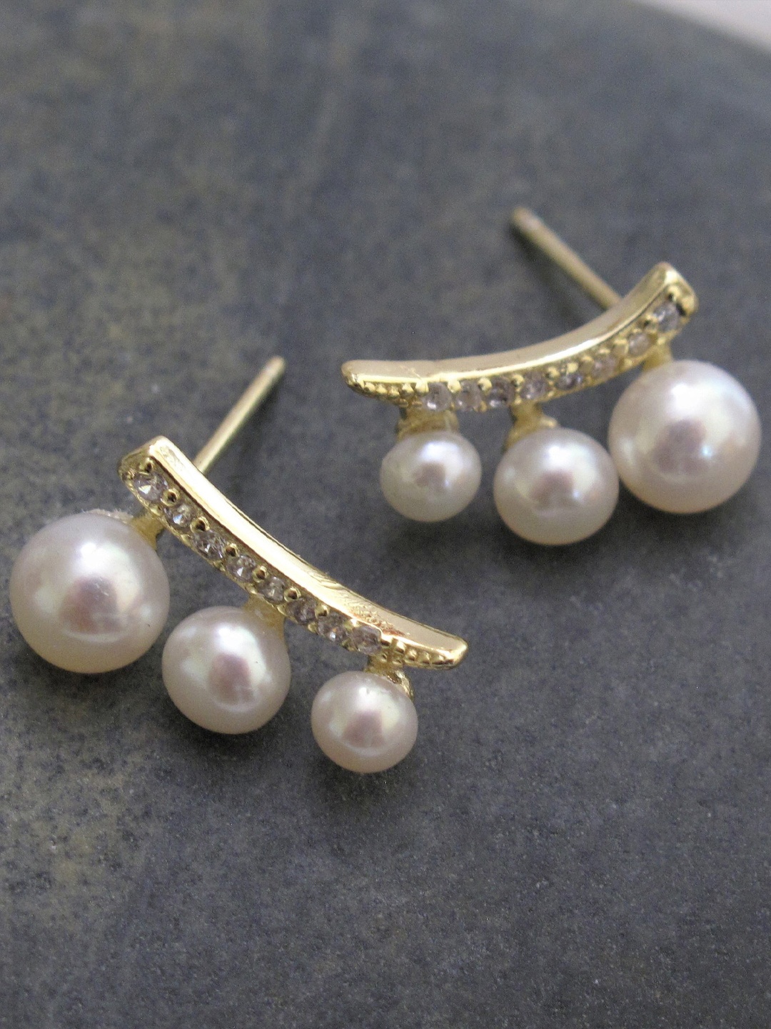 

FIMBUL Gold-Plated Bow & Faux Pearl Beaded Studs Earrings
