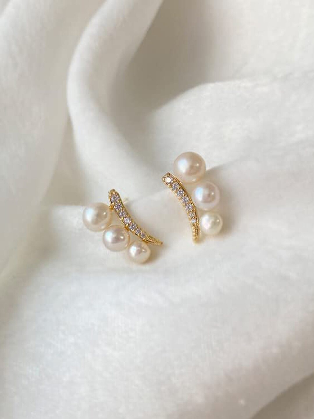 

VAGHBHATT Gold-Plated Pearl Beaded Contemporary Stud Earrings, White