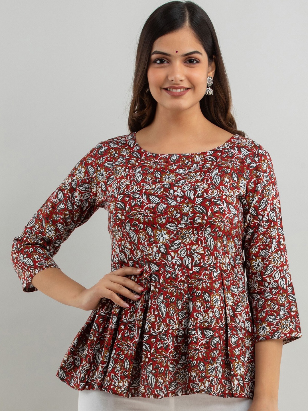 

SHOOLIN Floral Printed Round Neck Kurti, Red