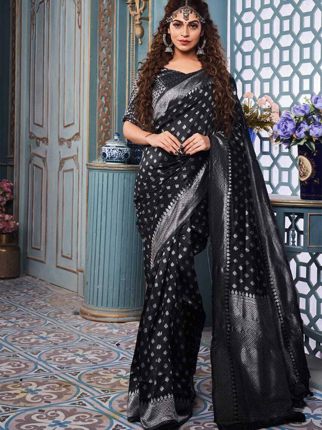 

DIVASTRI Ethnic Motifs Woven Design zari Pure Silk Kanjeevaram Saree, Black