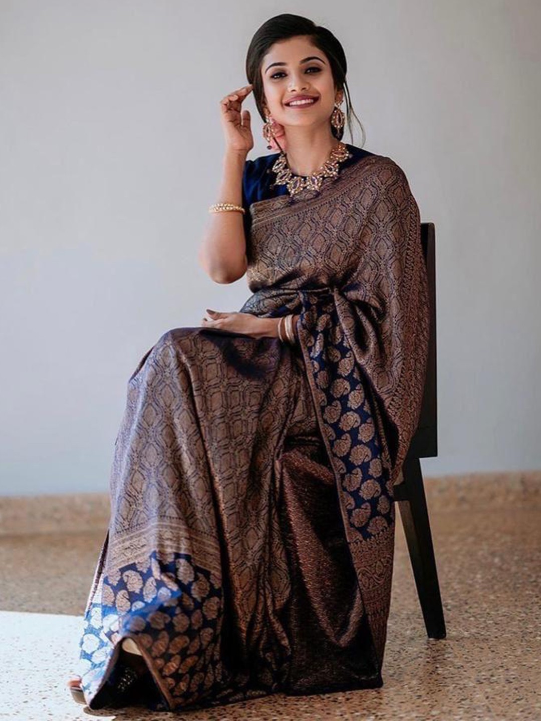 

DIVASTRI Ethnic Motifs Woven Design Zari Detailed Pure Silk Kanjeevaram Saree, Navy blue