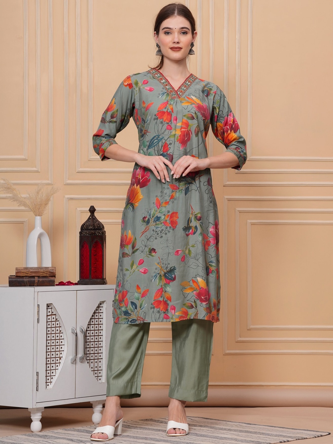 

EtnicaWear Floral Printed Regular Beads and Stones Pure Silk Kurta With Trousers, Grey