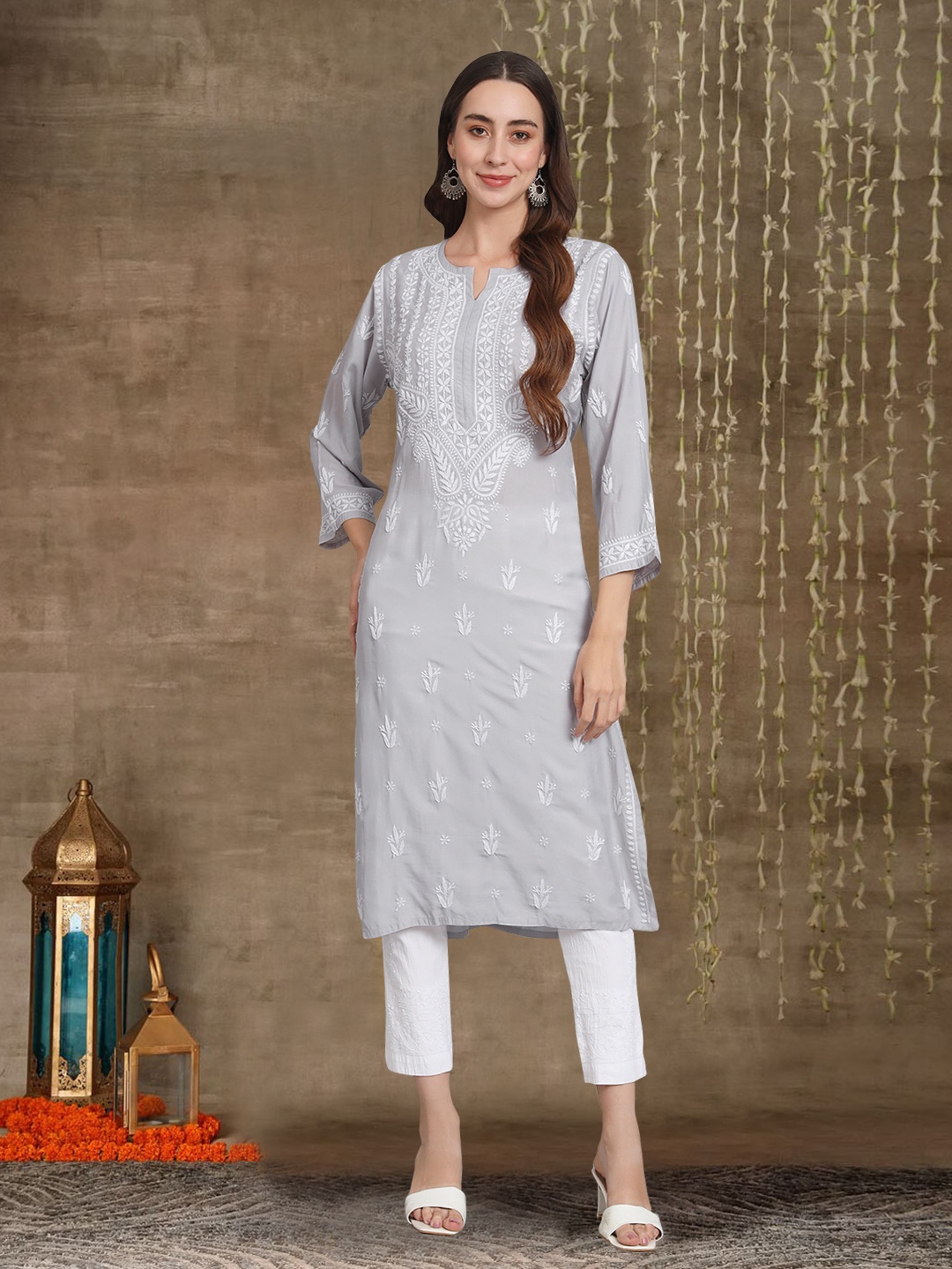 

PARAMOUNT CHIKAN Ethnic Motifs Embroidered Chikankari Kurta, Grey