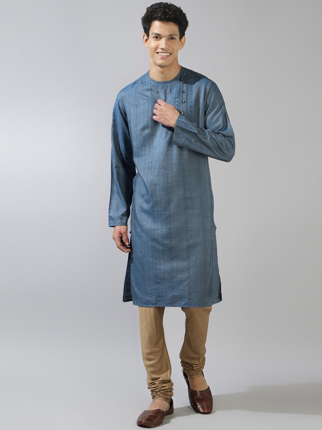 

Fabindia Yoke Design Embroidered Long Sleeves Straight Kurta, Blue