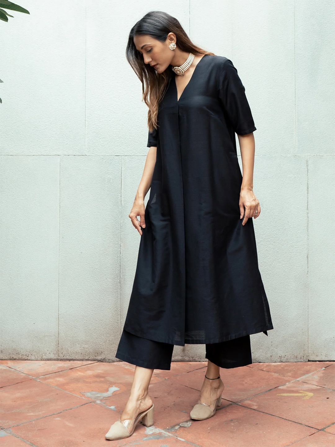 

trueBrowns V-Neck Short Sleeves A-Line Kurta With Palazzo, Black