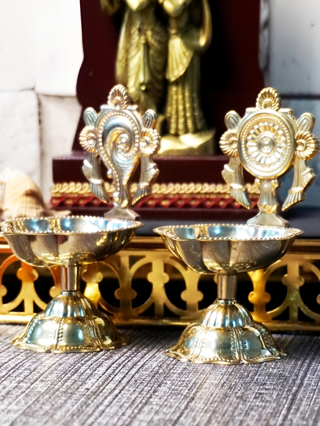 

Bhimonee Decor Aarti Yellow 2Pieces Shanku Chakra Table Diya