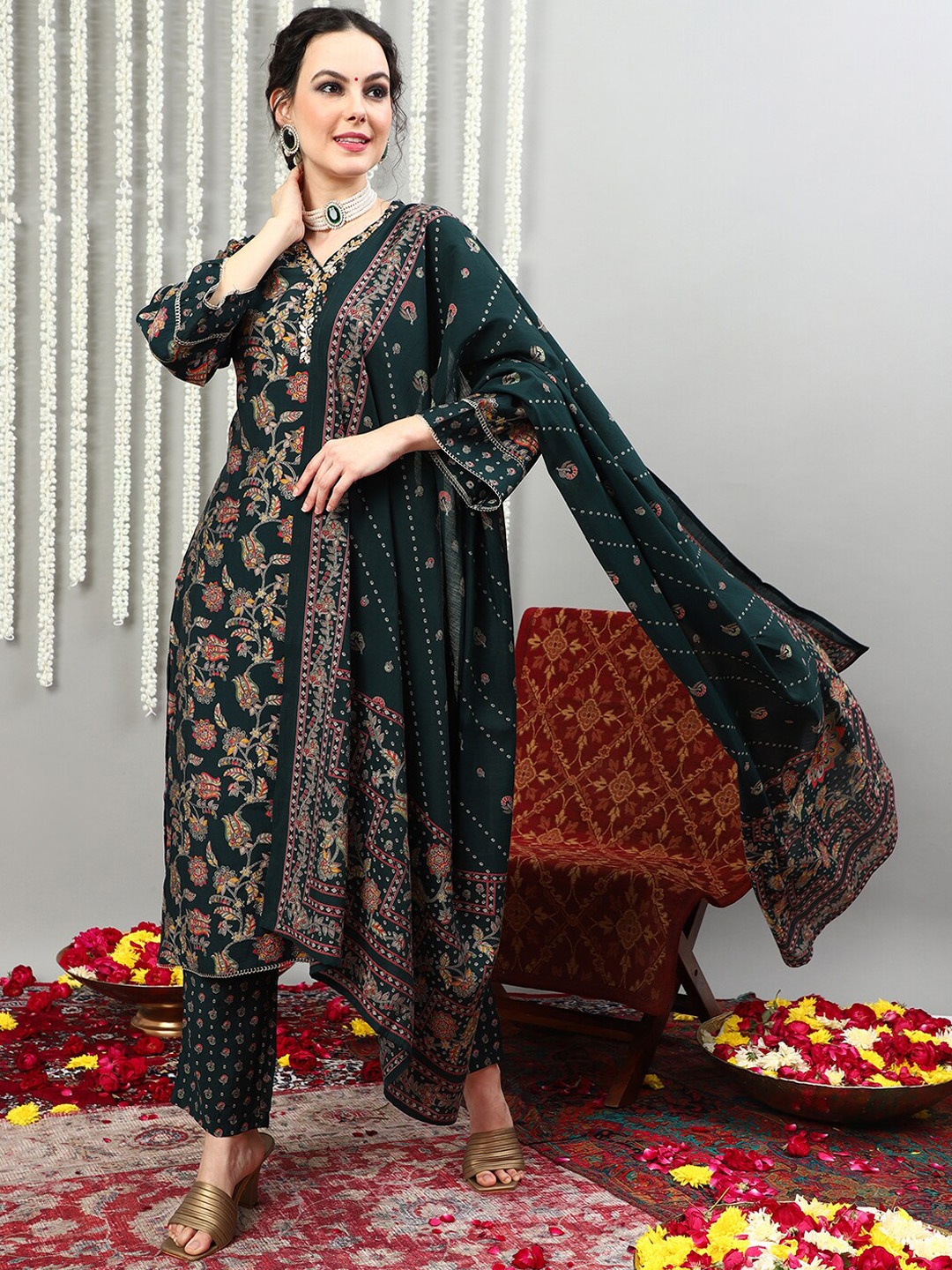 

Vastramyaa Floral Printed Thread Work Pure Silk Straight Kurta & Trouser With Dupatta, Green