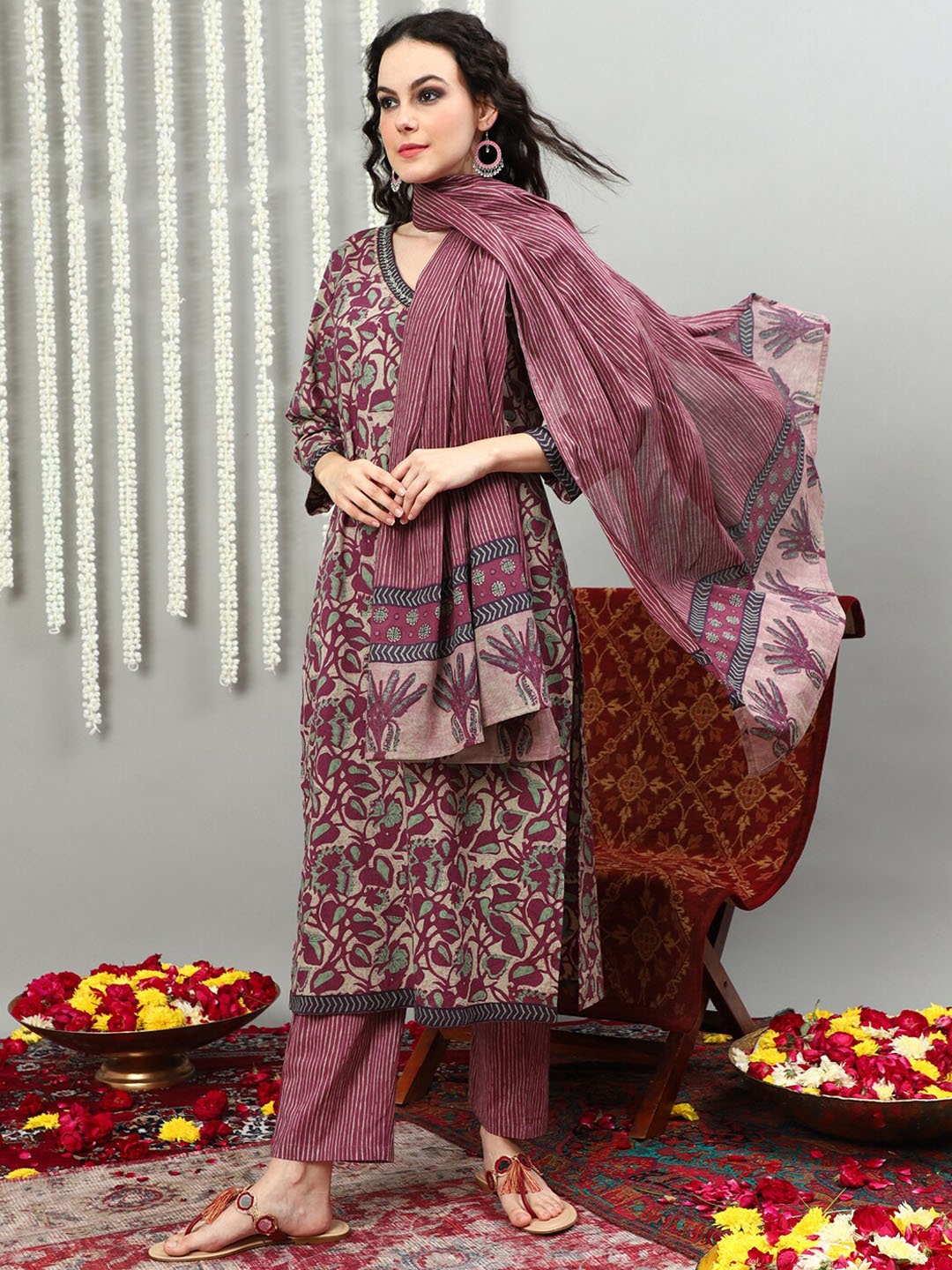 

Vastramyaa Floral Printed Regular Pure Cotton Kurta With Palazzos & Dupatta, Maroon