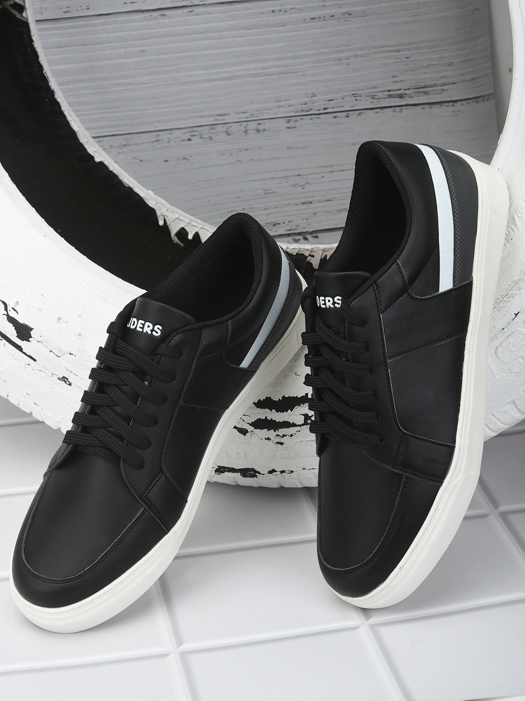 

Liberty Men Lightweight Sneakers, Black