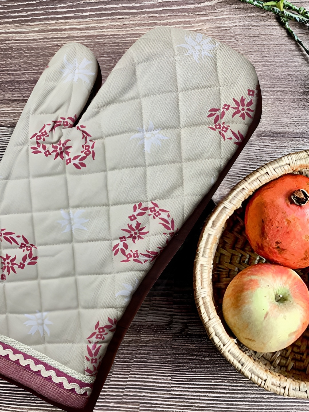 

SAJAVAT Beige & Maroon Floral Printed Pure Cotton Oven Glove