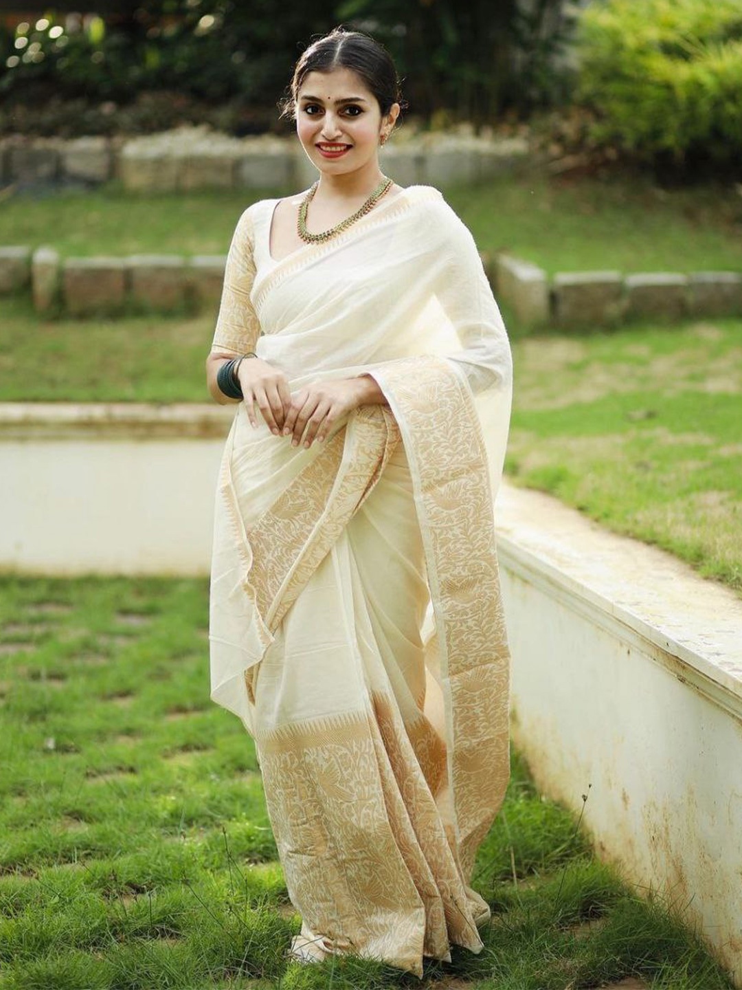 

LIMDO Zari Pure Silk Banarasi Saree, White