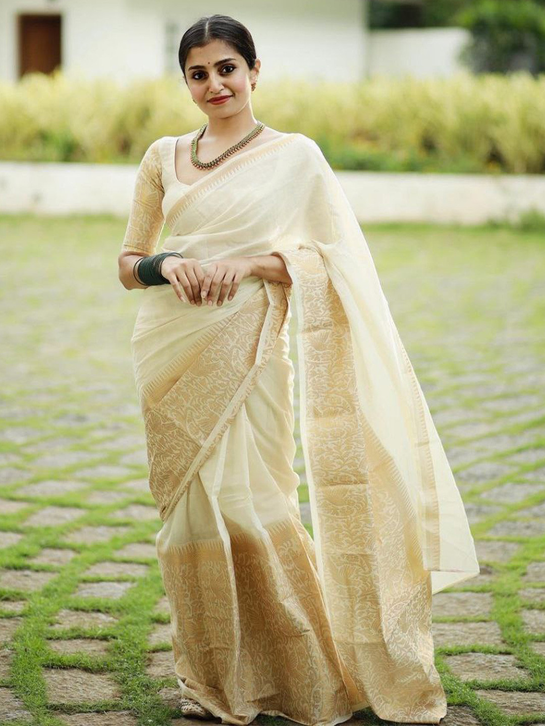 

LIMDO Zari Pure Silk Banarasi Saree, White