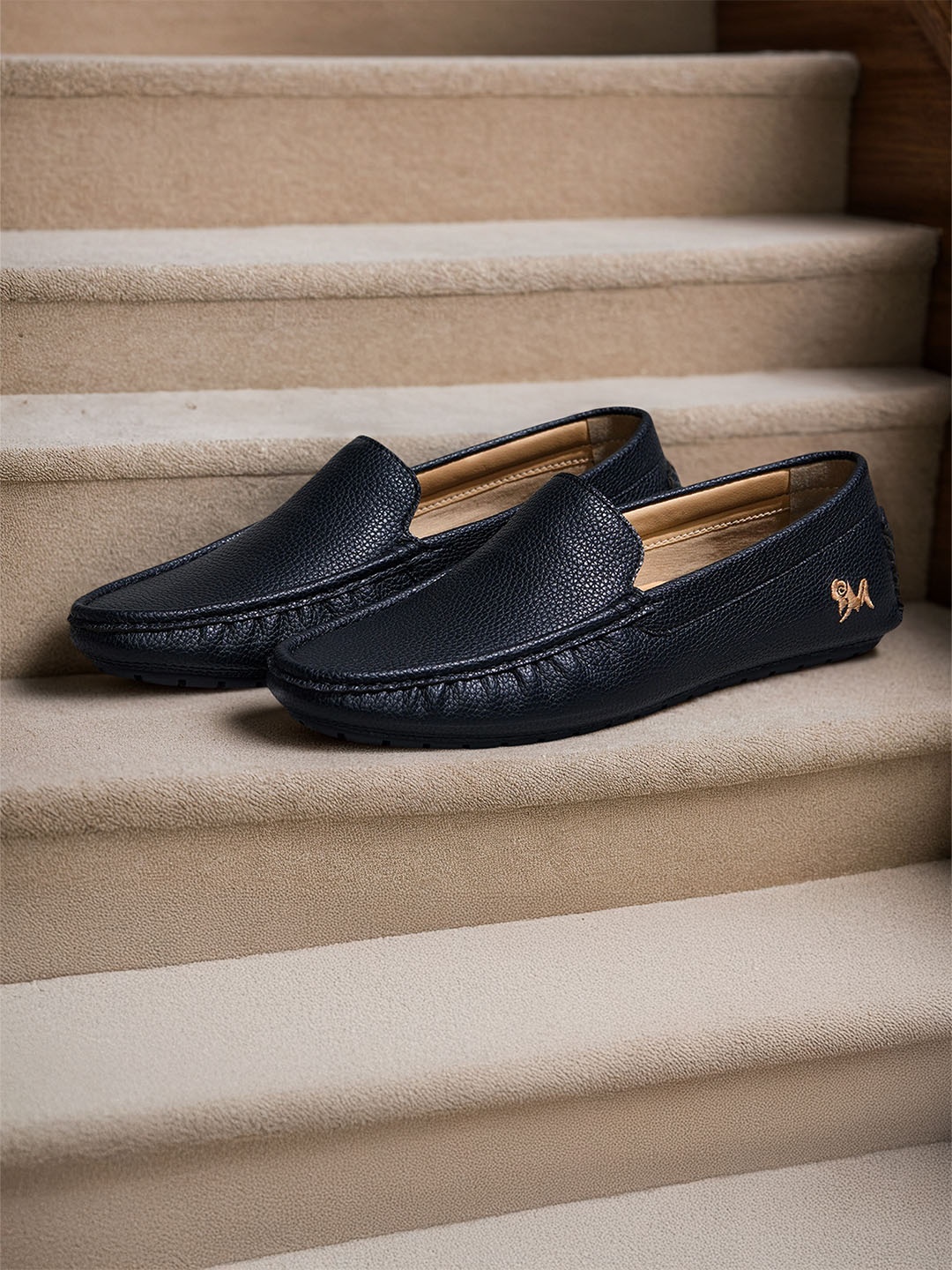 

NEEMANS Men Textured Lightweight Dapper Loafers, Black