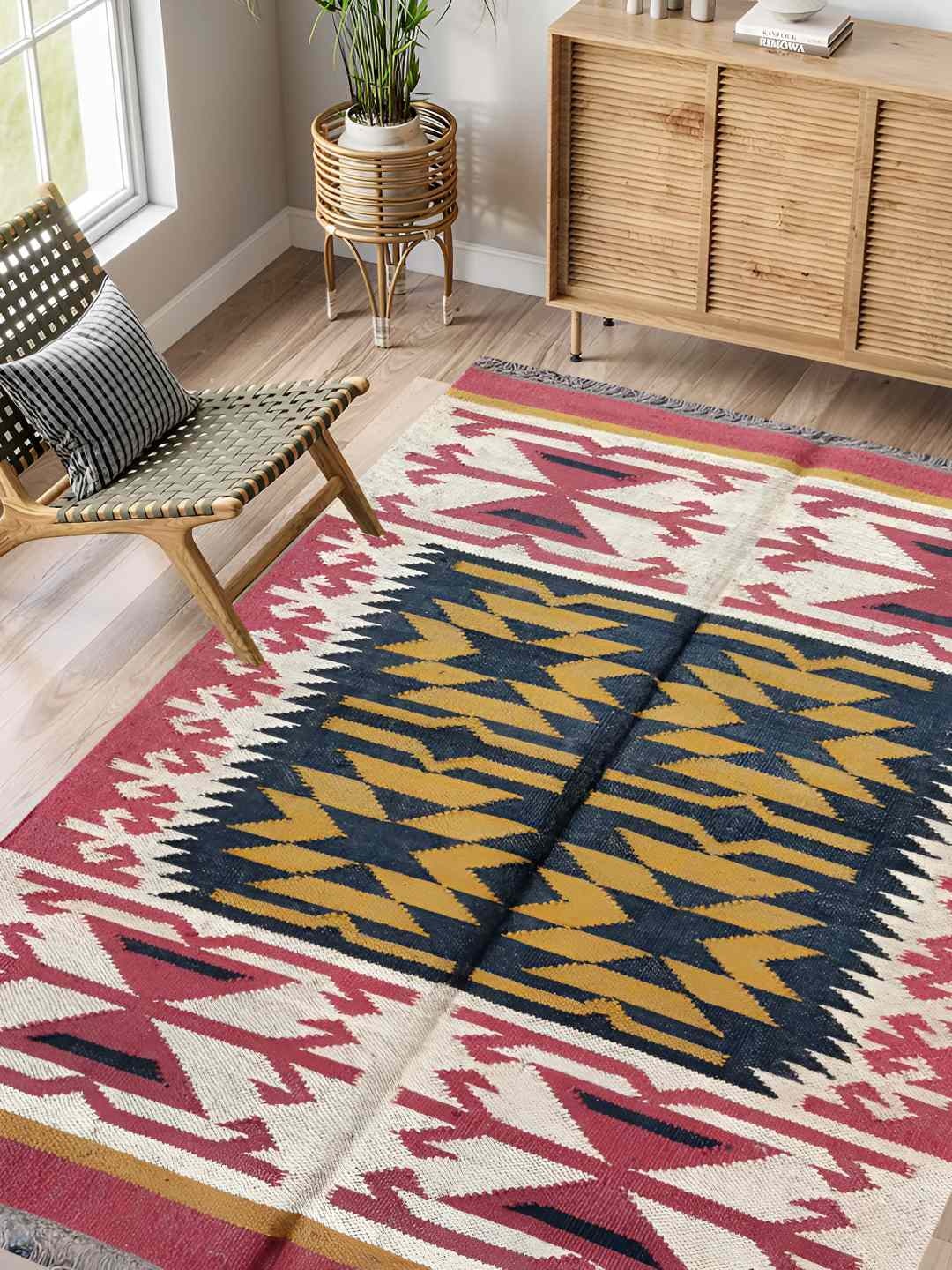 

Budhrajrugs White & Pink Geometric Reversible Dhurrie