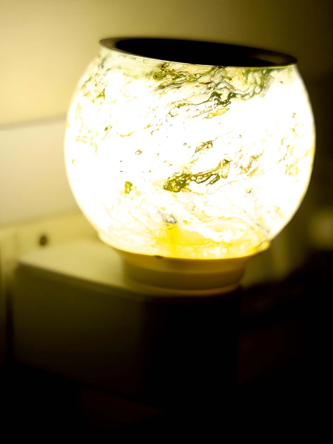 

Gojeeva White & Green Camphor Diffuser Glass With Switch And Lamp