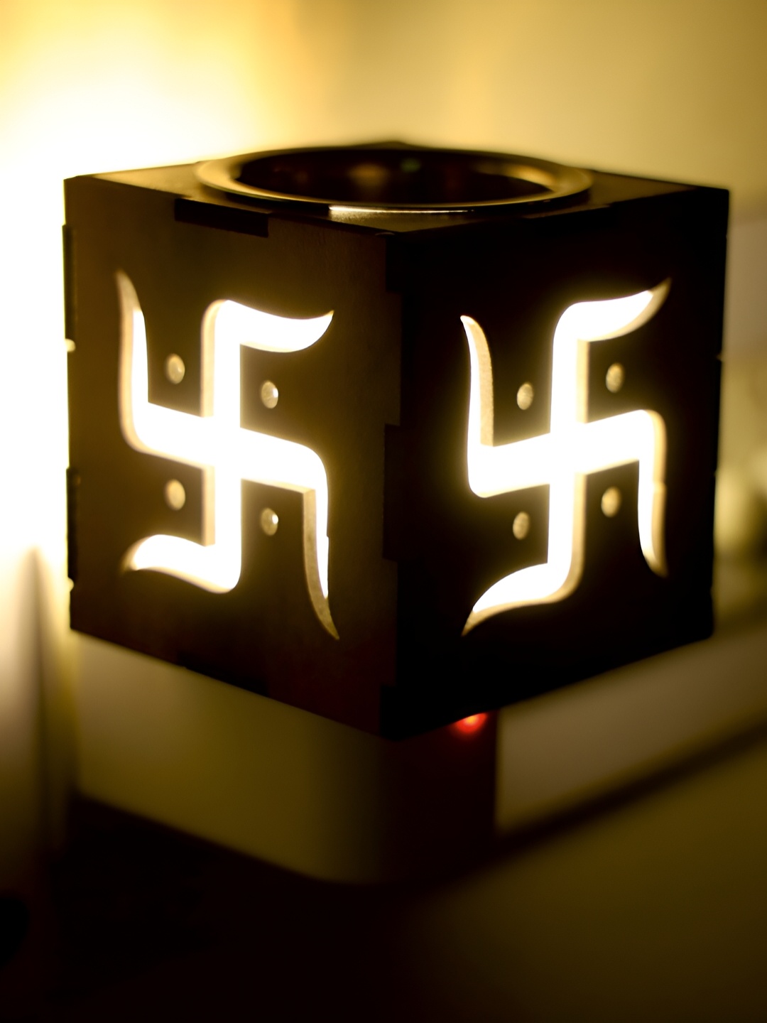 

Gojeeva Brown Camphor Diffuser Wooden & Glass With Switch