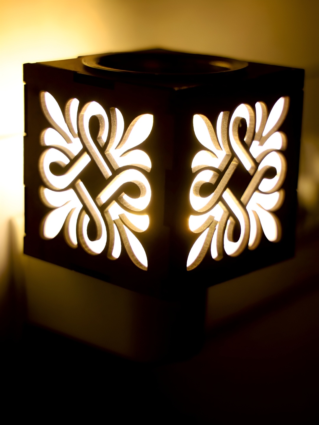 

Gojeeva Brown & White Camphor Diffuser Glass With Switch