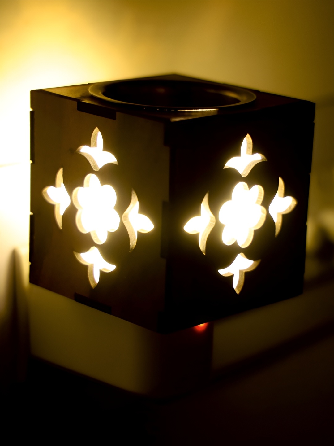 

Gojeeva Brown & White Camphor Diffuser Glass With Switch