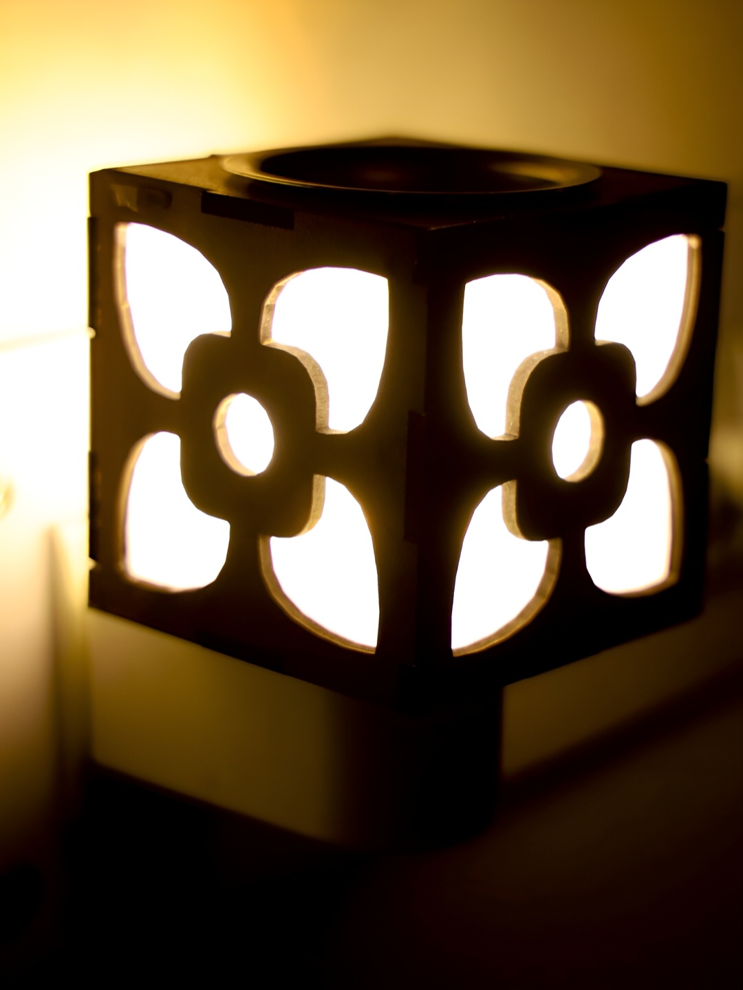 

Gojeeva Brown & White Camphor Diffuser Glass With Switch