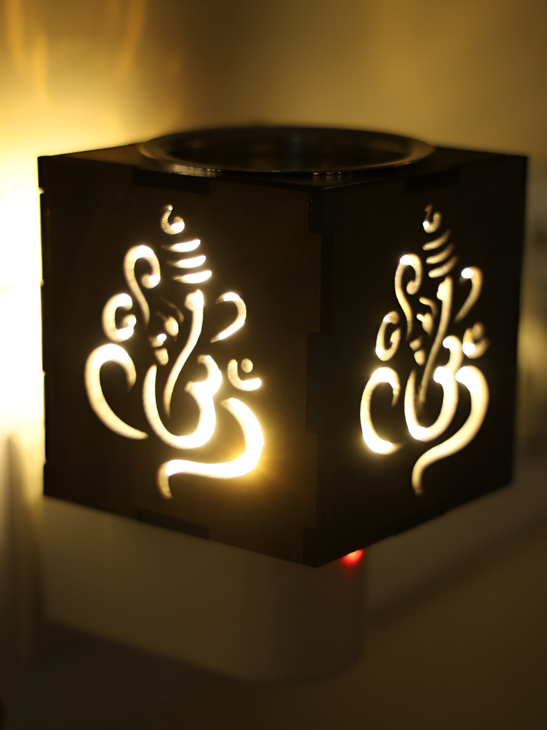 

Gojeeva Brown & White Camphor Diffuser Glass With Switch