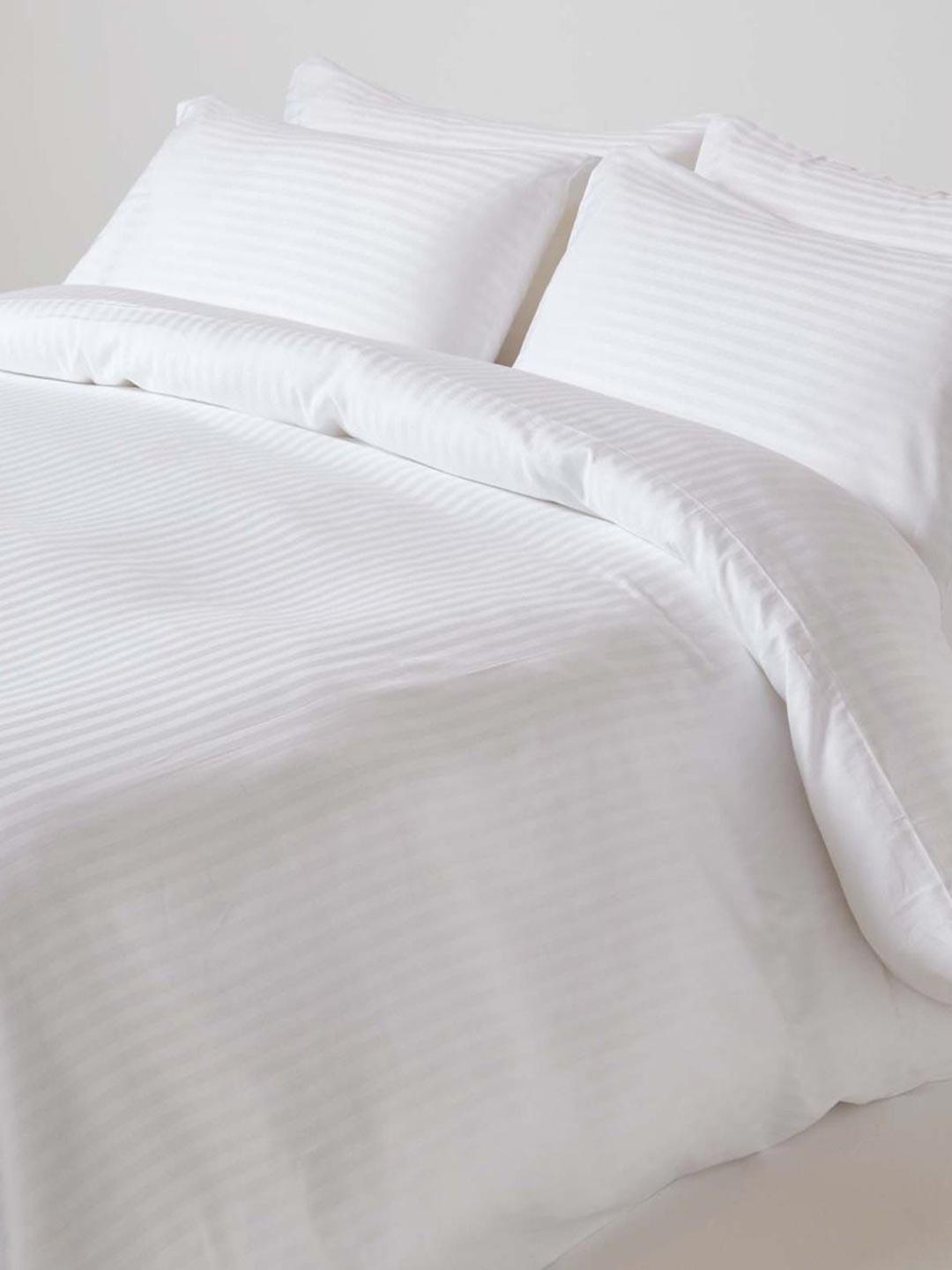 

Aura Bani White 210 TC King Bedsheet with 2 Pillow Covers