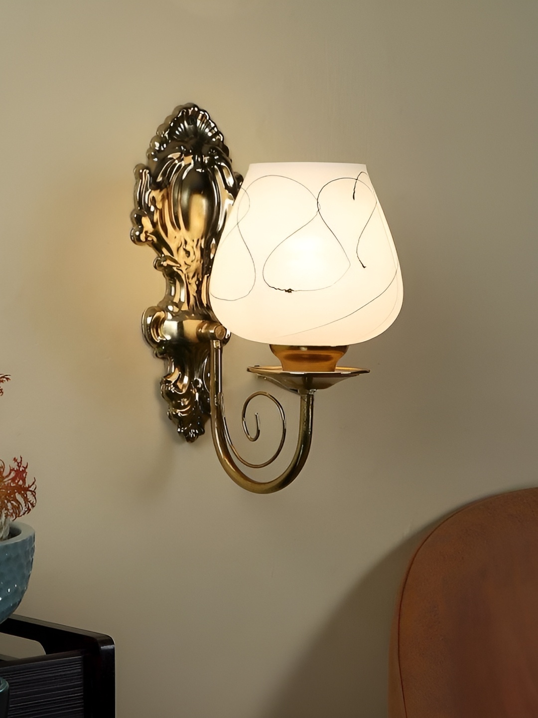 

ELIANTE Gold Toned Iron Contemporary Shaped Wall Lamp