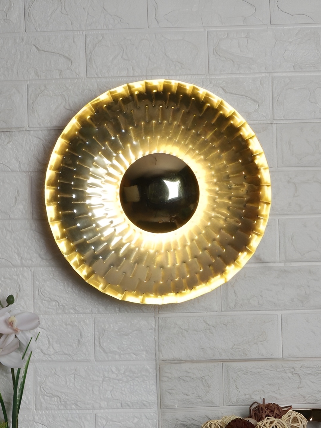 

ELIANTE Gold-Toned Iron Contemporary Shaped Wall Lamp