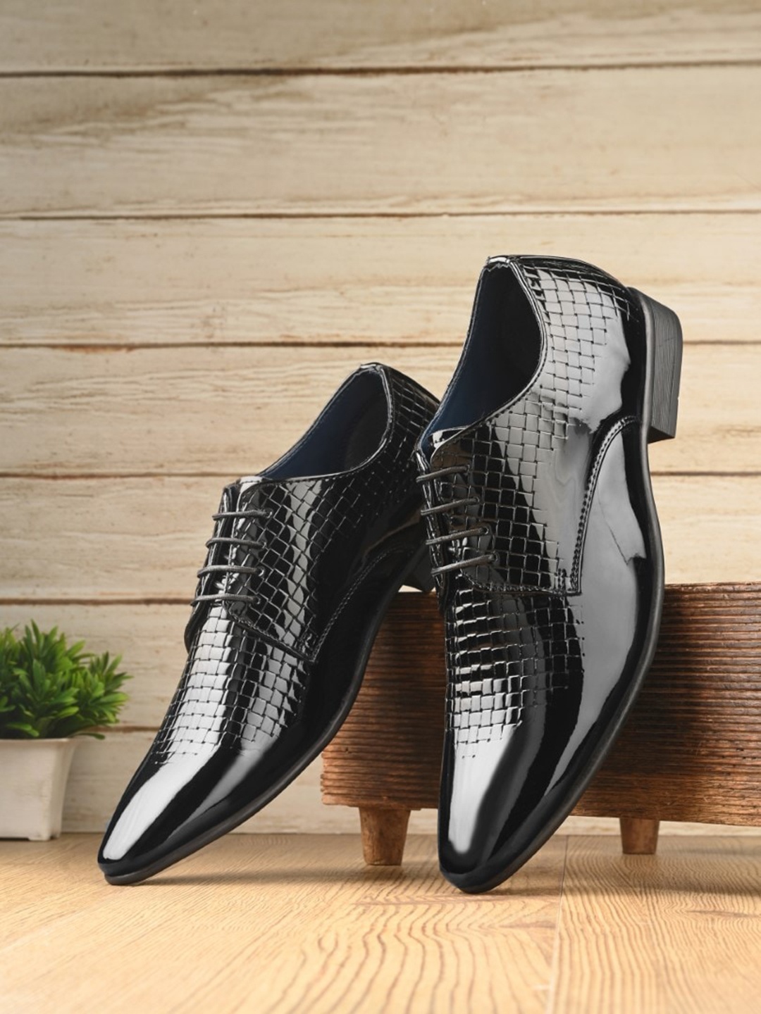 

INVICTUS Men Textured Formal Derbys, Black