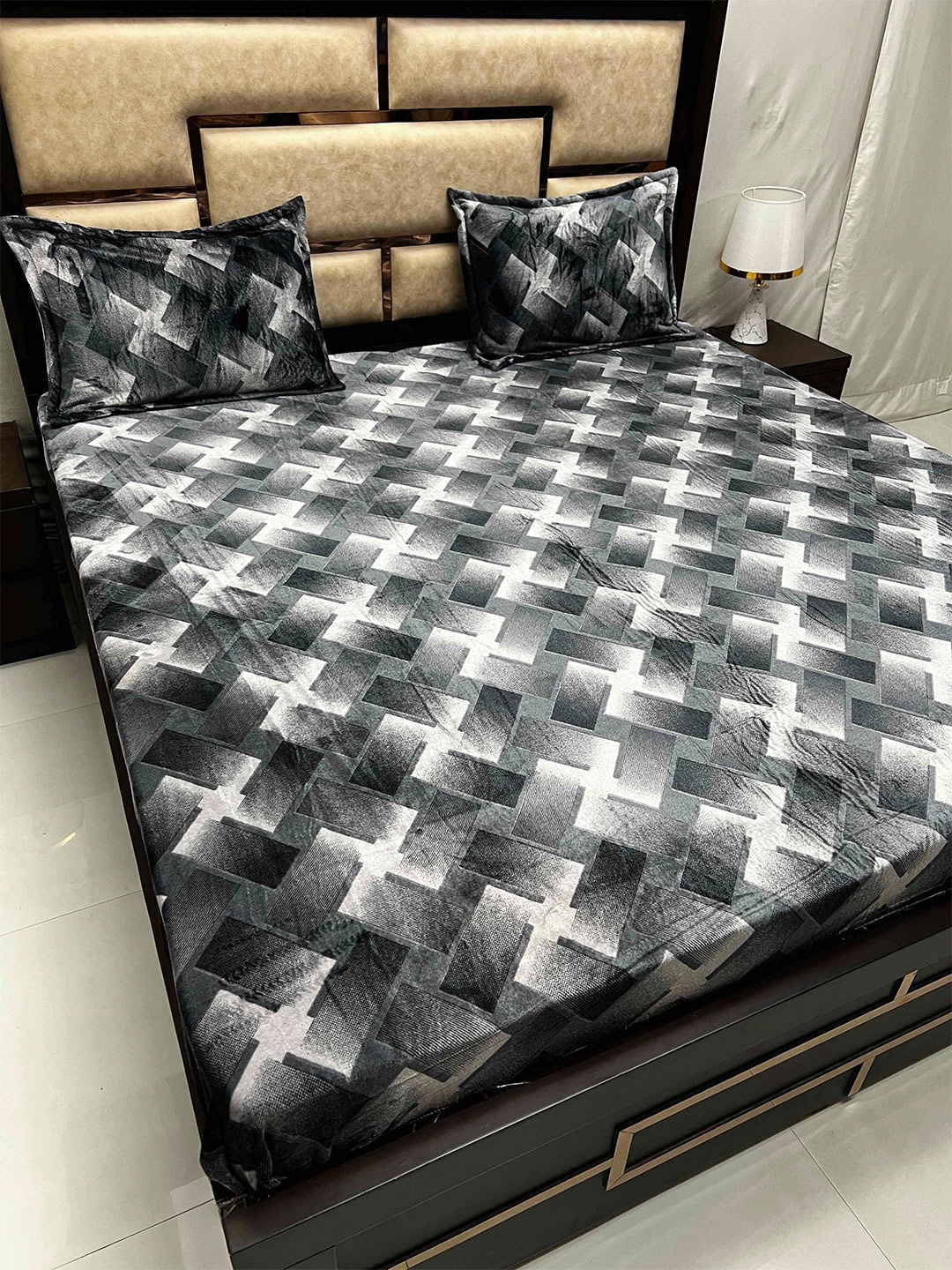 

Pure Decor Cozy Black & White Geometric 110 TC King Bedsheet with 2 Pillow Covers