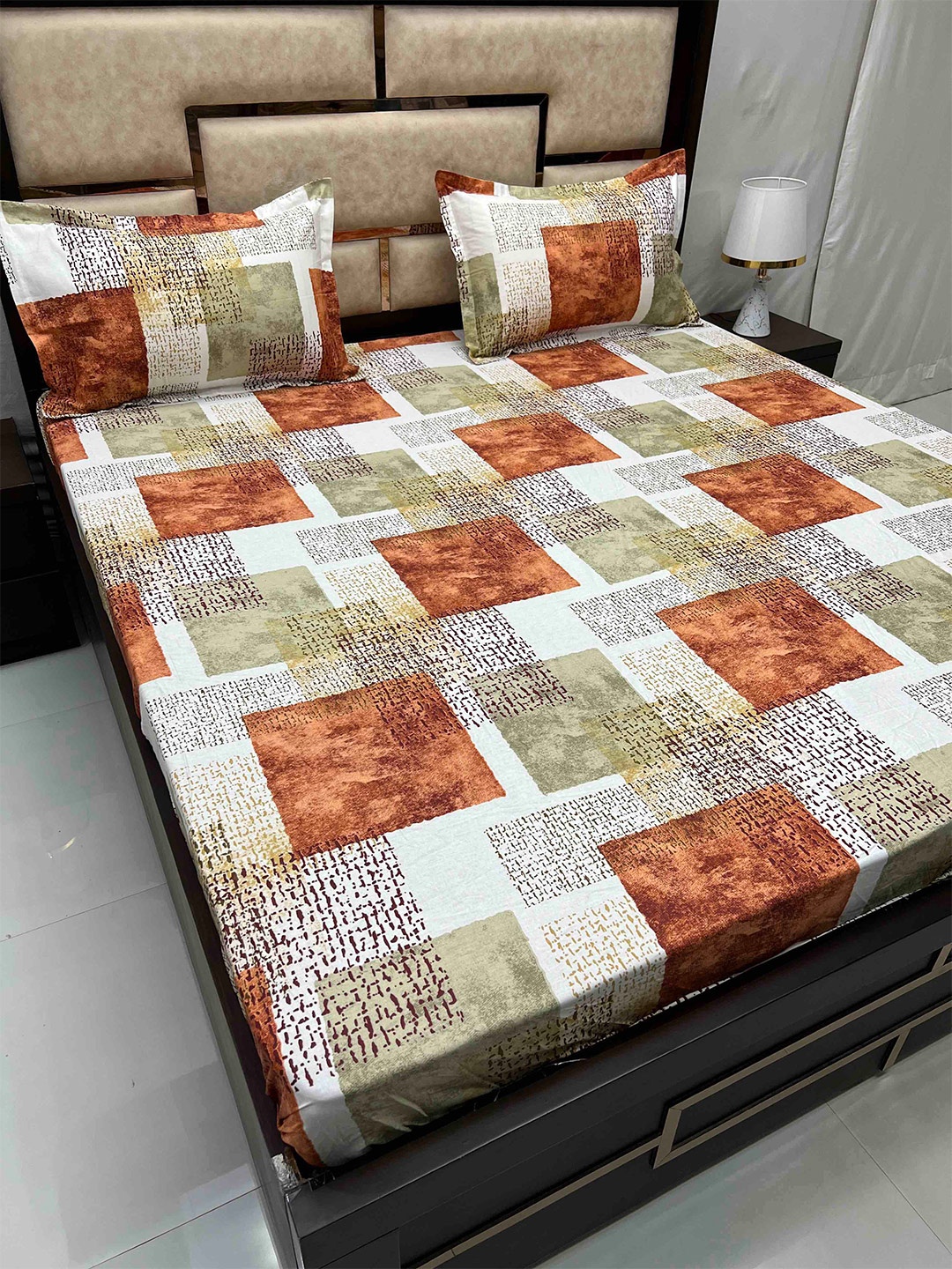 

Pure Decor Brown & White Geometric Cotton 300 TC Super King Bedsheet & 2 Pillow Covers
