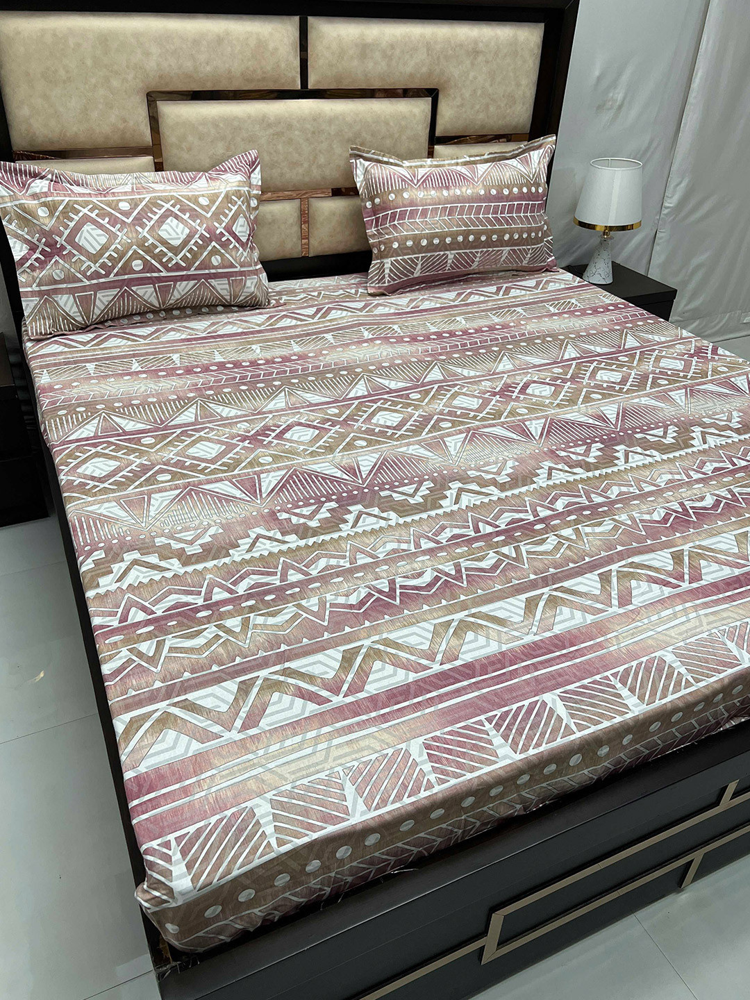 

Pure Decor Brown & White Geometric Cotton 300 TC Super King Bedsheet & 2 Pillow Covers