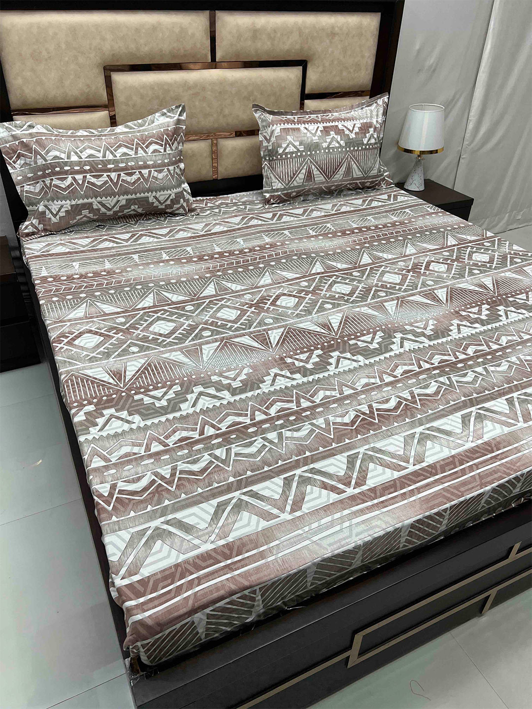 

Pure Decor Royal Velar Brown Geometric Cotton 300 TC Super King Bedsheet & Pillow Covers