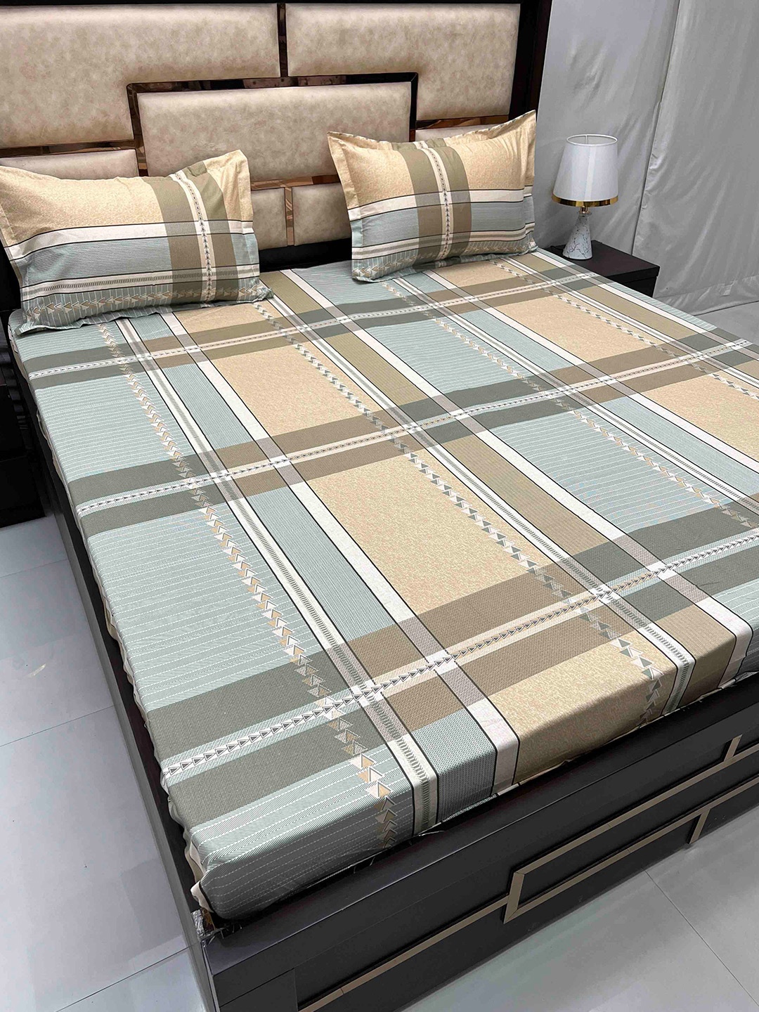 

Pure Decor Green & Cream Geometric Cotton 300 TC King Bedsheet with 2 Pillow Covers