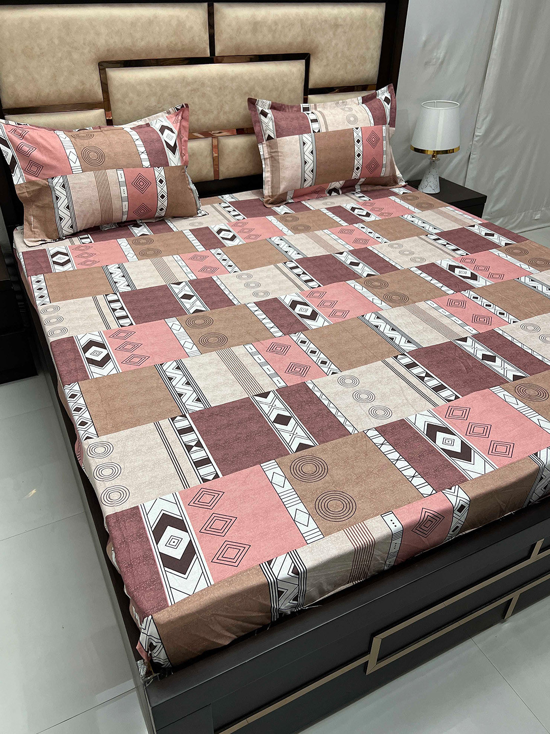 

Pure Decor Gem Brown &White Geometric Cotton 240 TC King Bedsheet with 2 Pillow Covers
