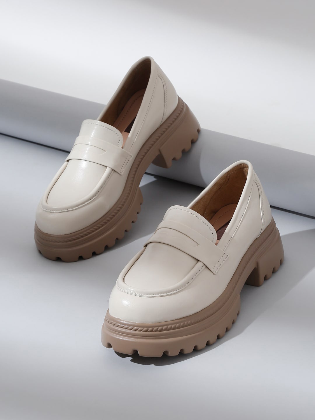 

VALIOSAA Women Contrast Sole Lightweight Heeled Loafers, Cream