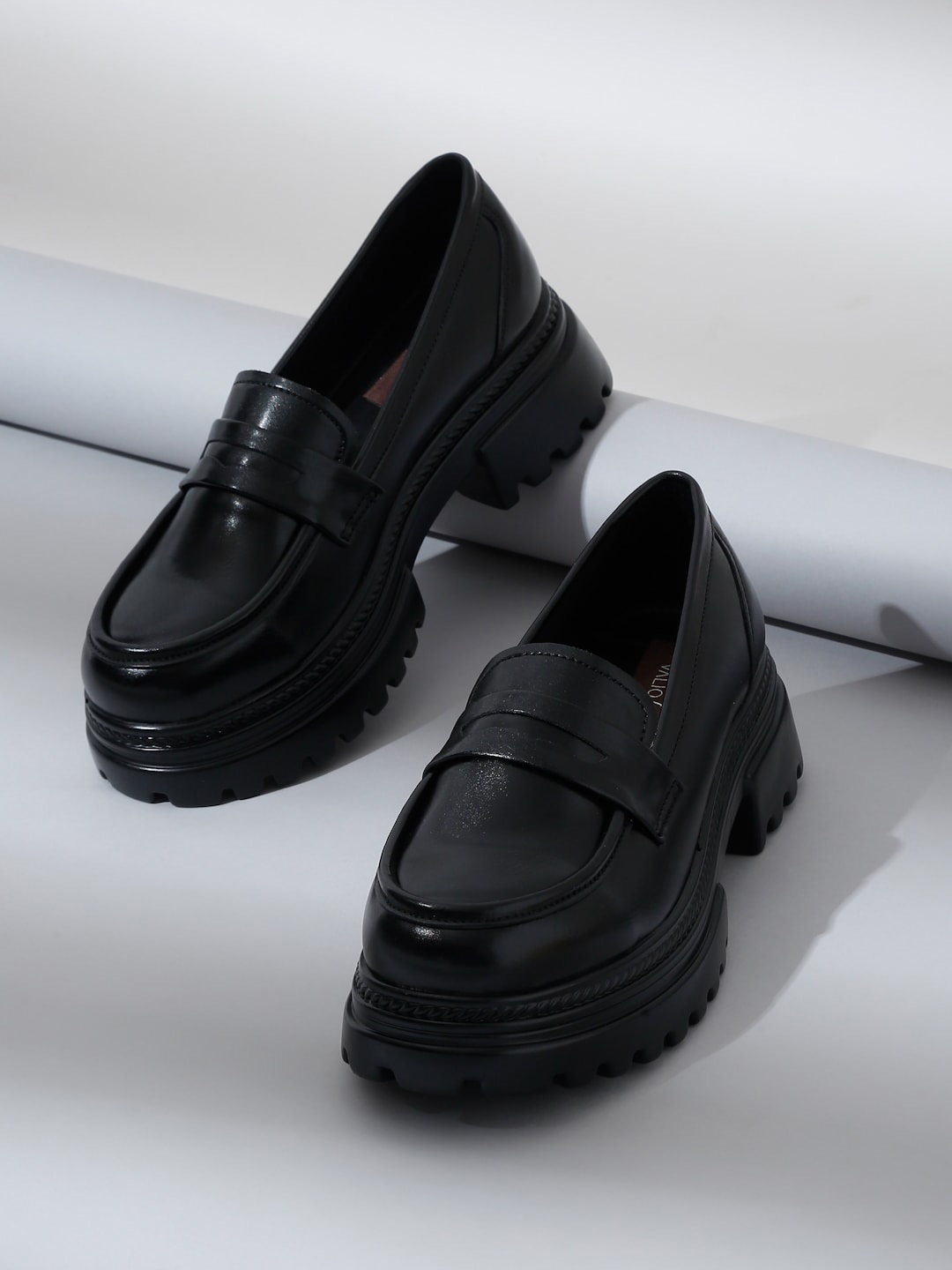 

VALIOSAA Women Lightweight Textured Loafers, Black