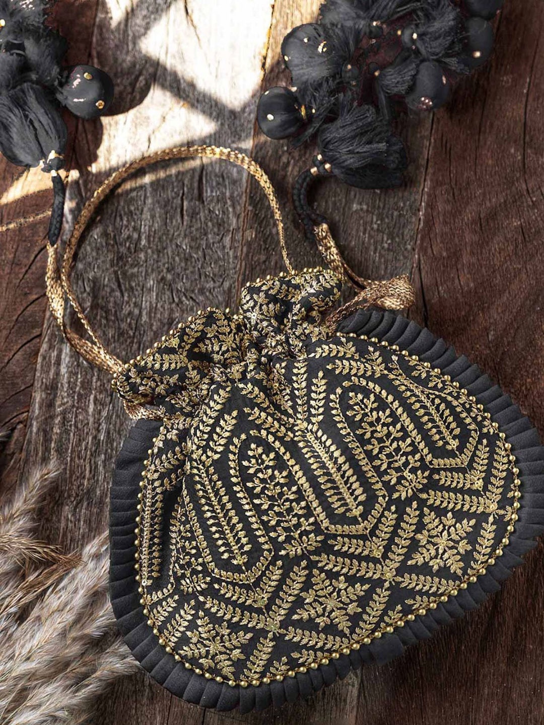 

AMYRA Embroidered Fabric Potli, Black
