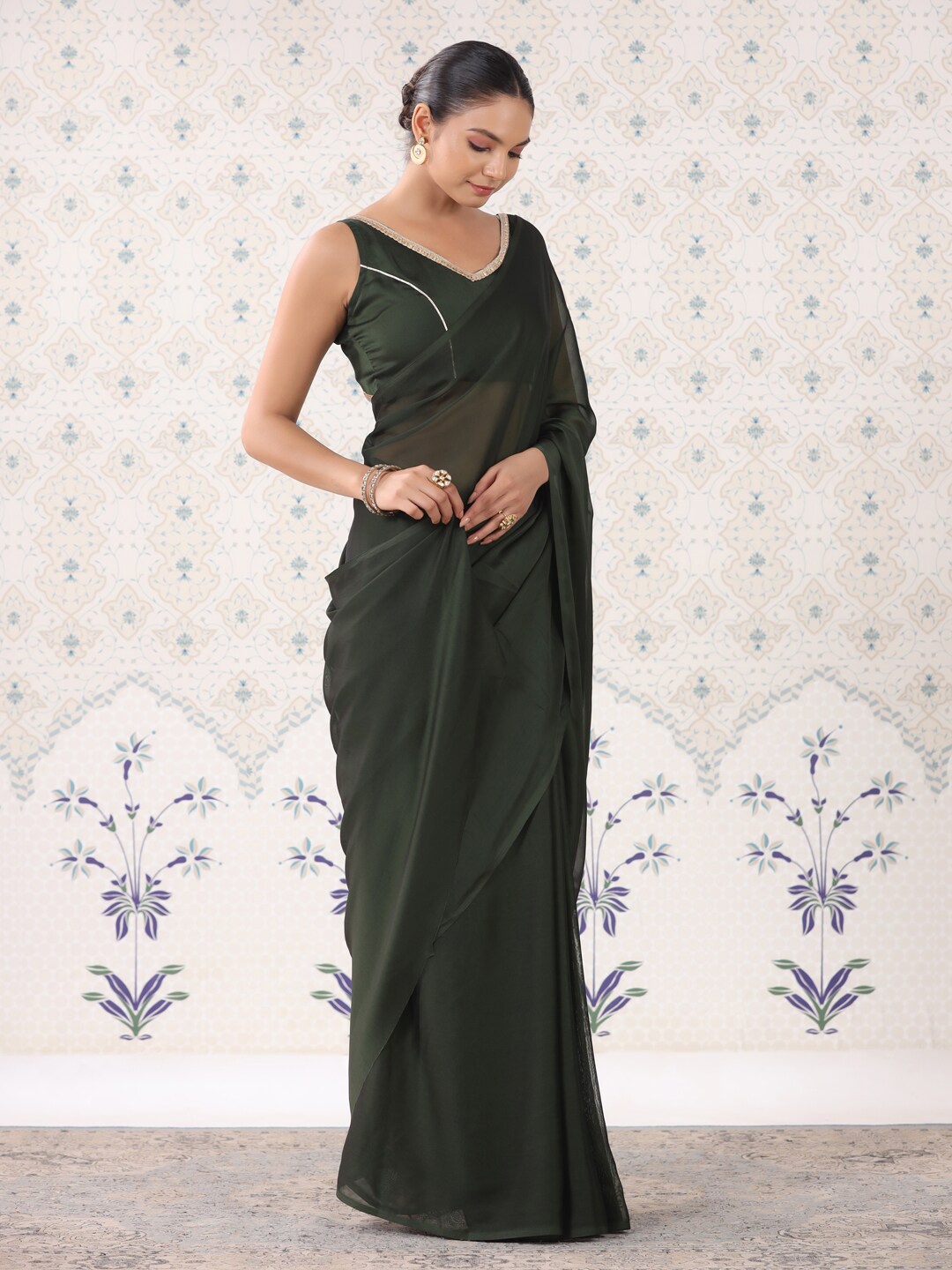 

Ode by House of Pataudi Pure Georgette Saree, Green