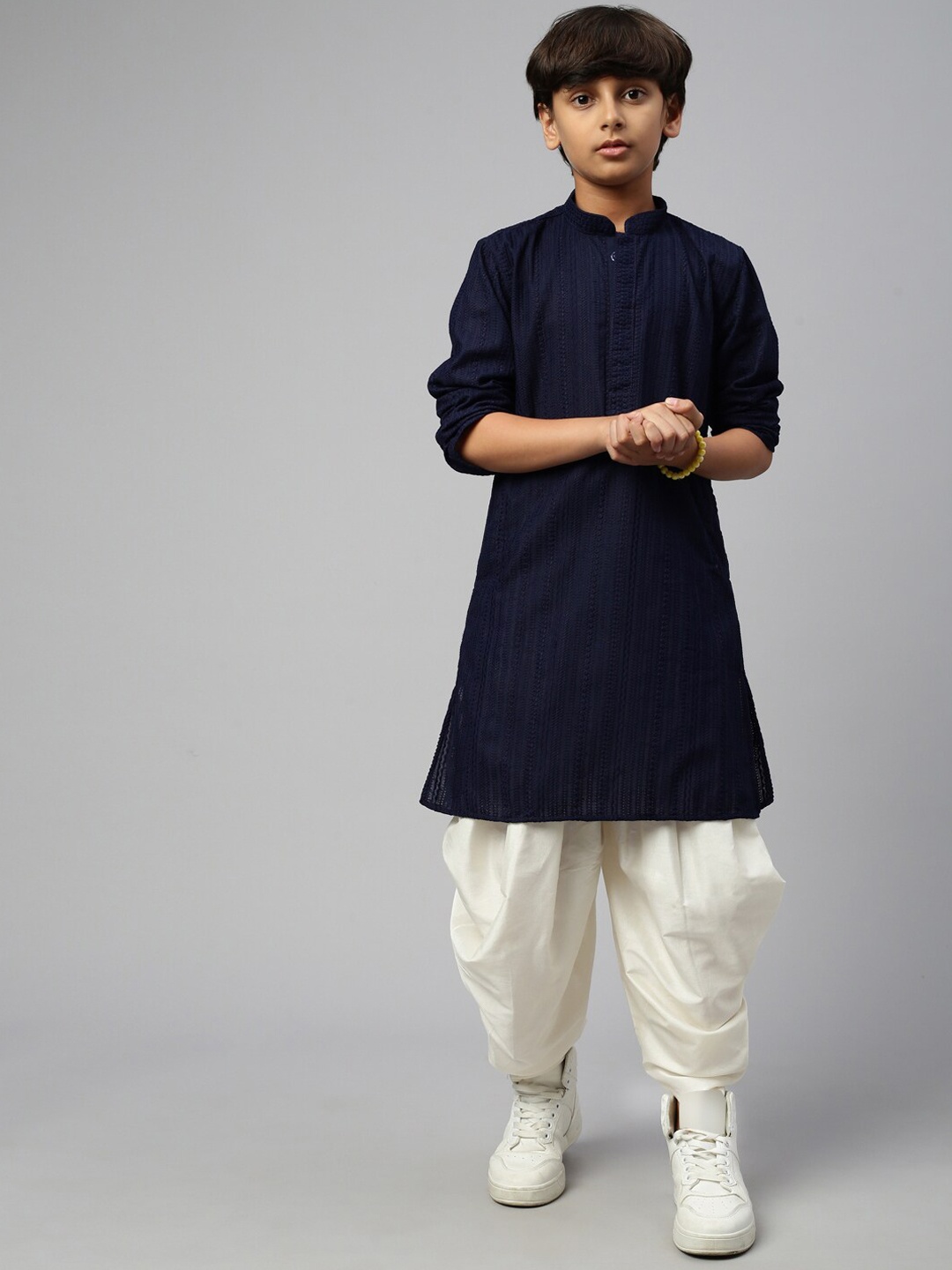 

Sangria Boys Black Ethnic Embroidered Chikankari Mandarin Collar Pure Cotton Kurtas, Navy blue