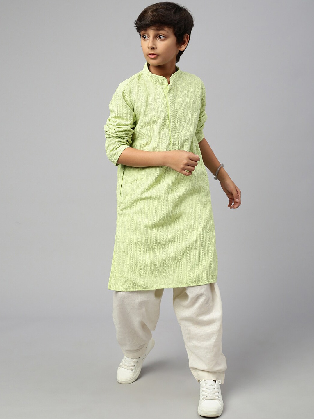 

Sangria Boys Green Ethnic Motifs Embroidered Chikankari Mandarin Collar Pure Cotton Kurtas