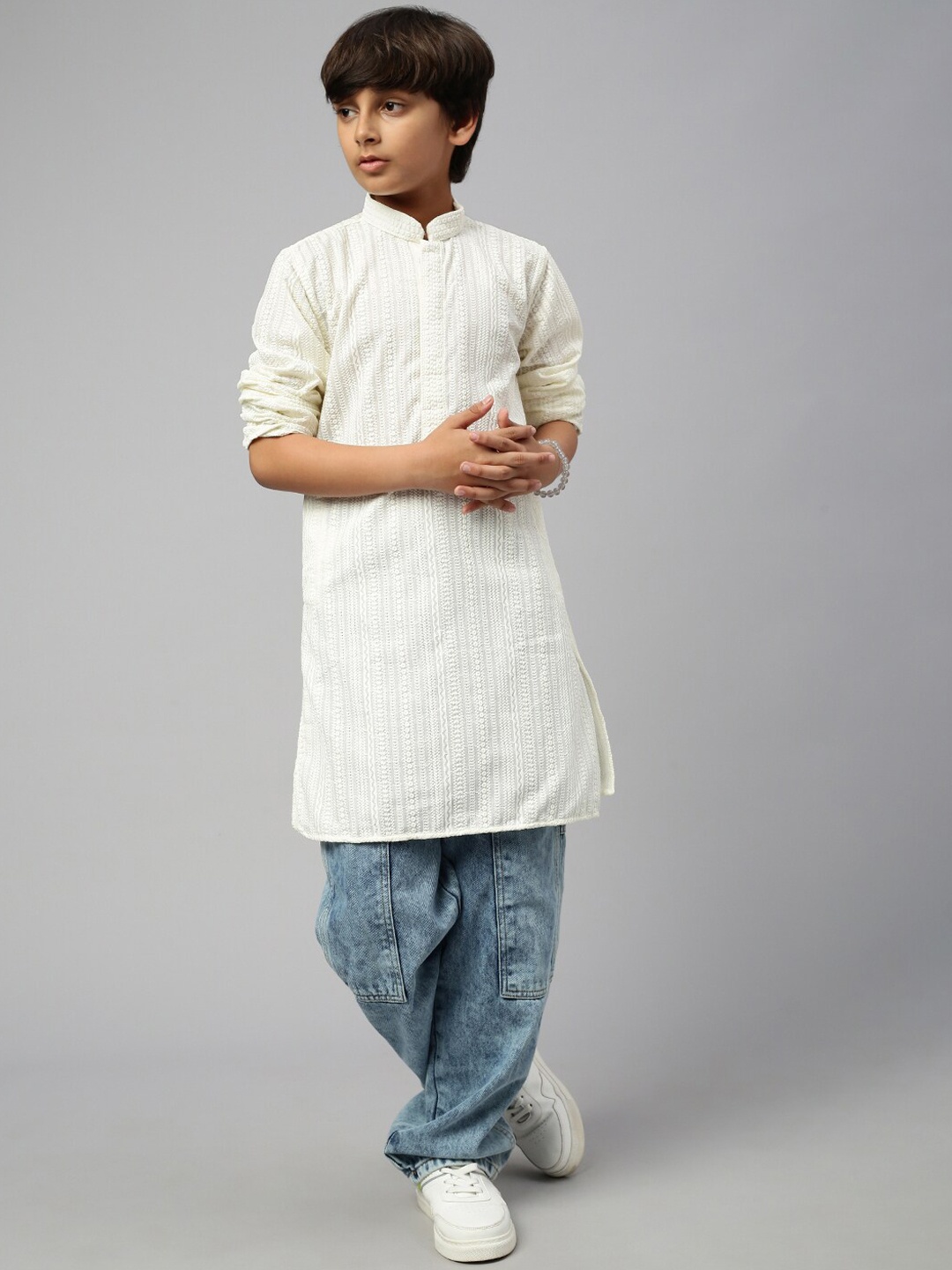 

Sangria Boys Off White Ethnic Motifs Embroidered Mandarin Collar Chikankari Cotton Kurta