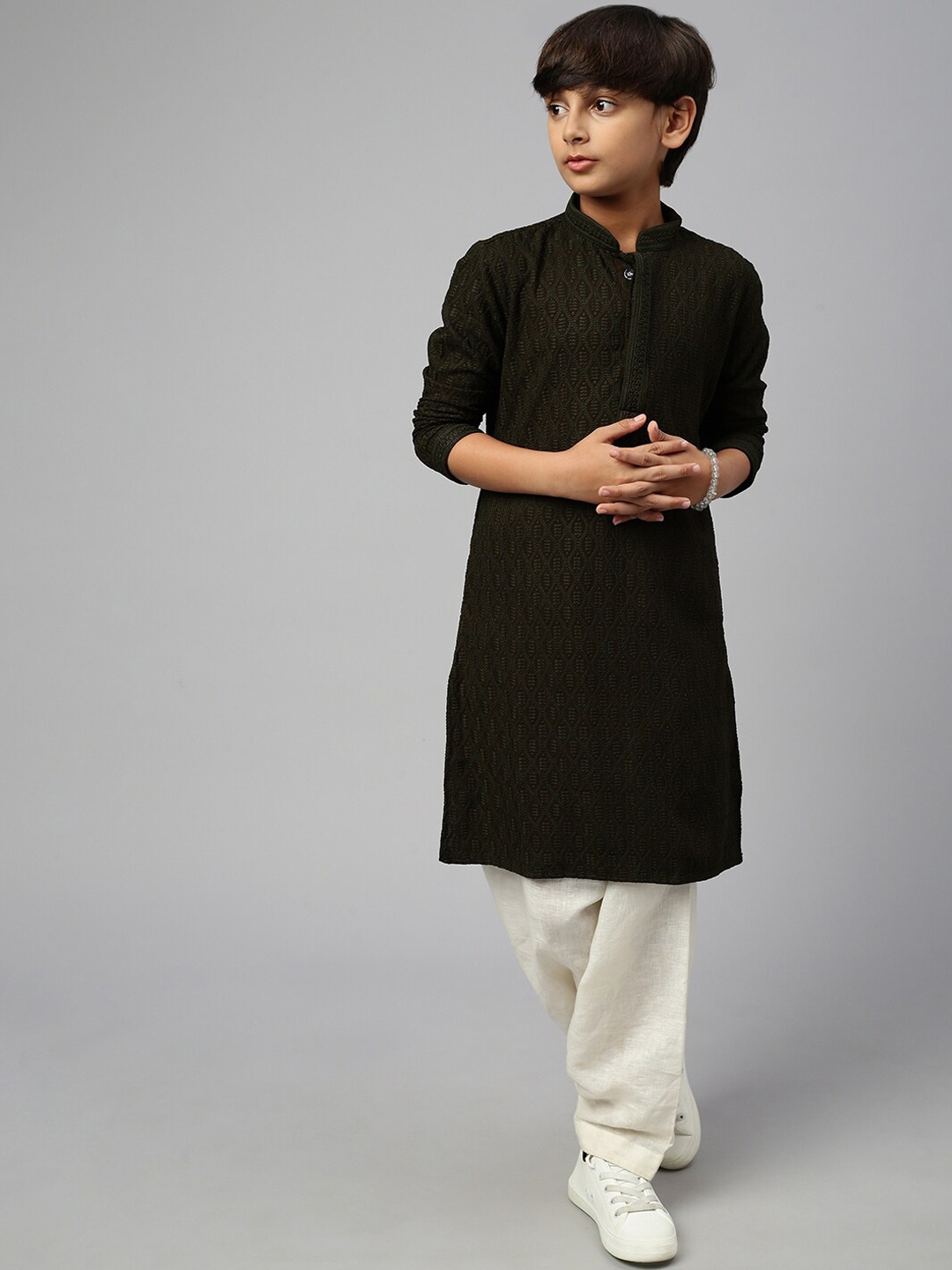 

Sangria Boys Olive Green Ethnic Motifs Chikankari Embroidered Regular Cotton Kurta