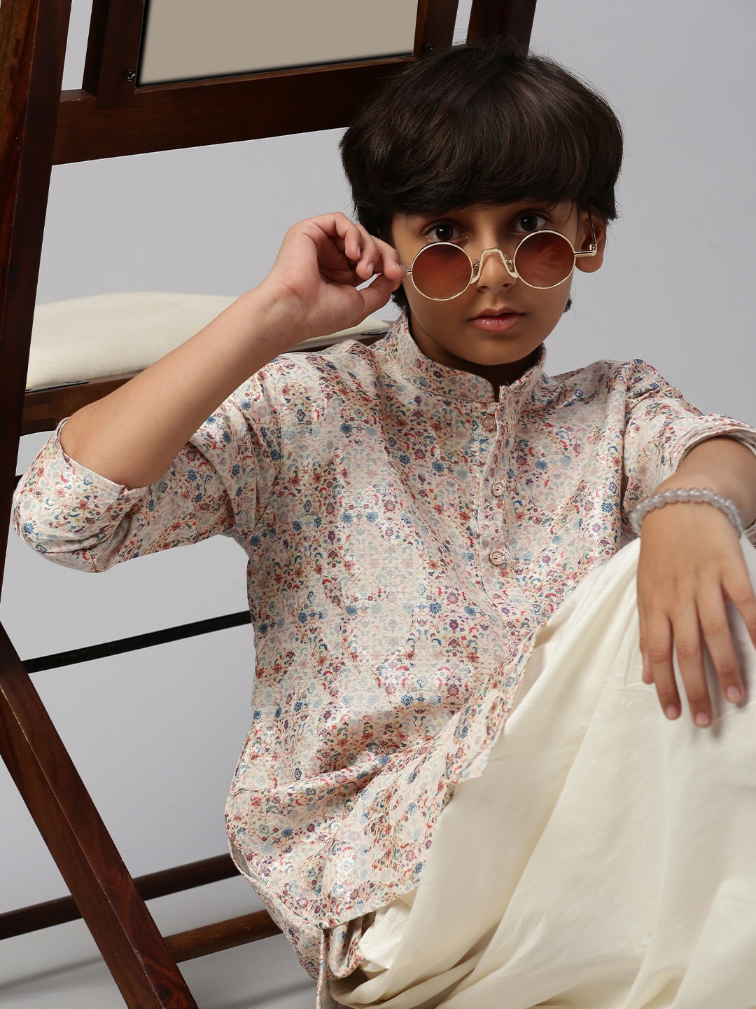 

Sangria Boys Red Floral Printed Mandarin Collar Long Sleeves Silk Straight Kurta
