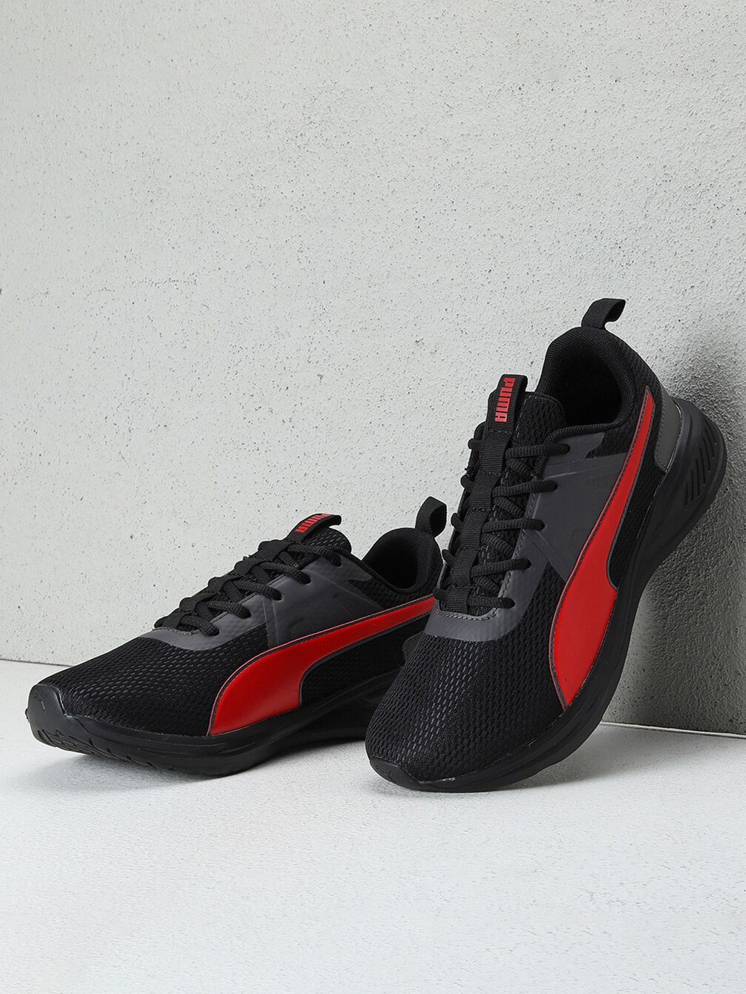 

Puma Men Scorch Seeker Colourblocked Running Shoes, Black
