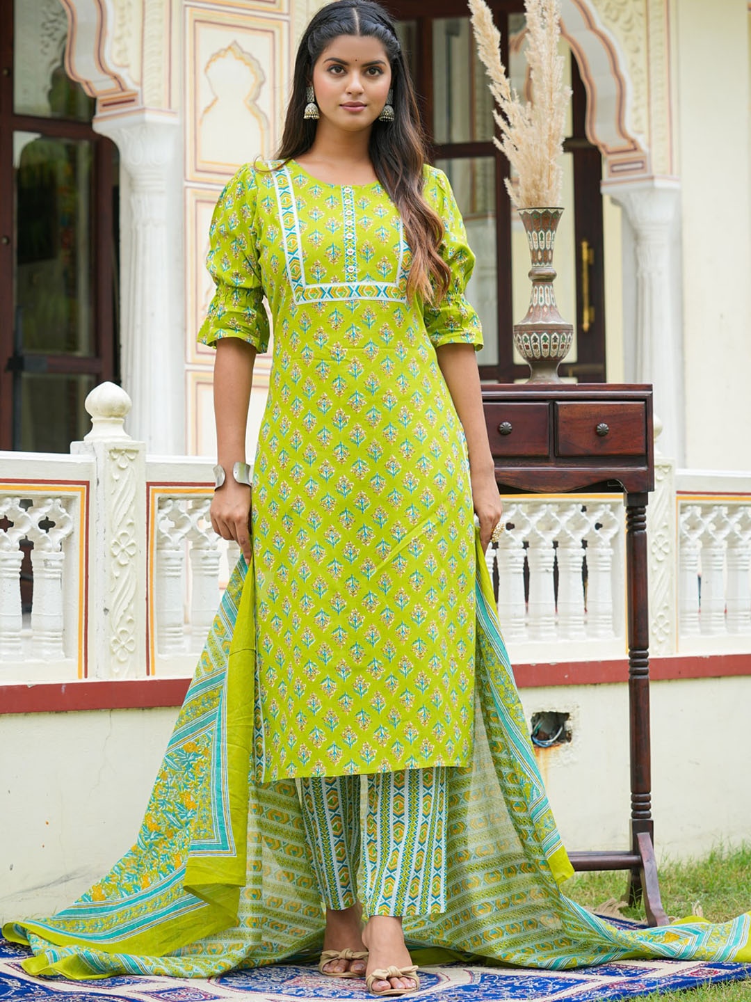 

YASH GALLERY Floral Printed Regular Kurta with Trousers & Dupatta, Green