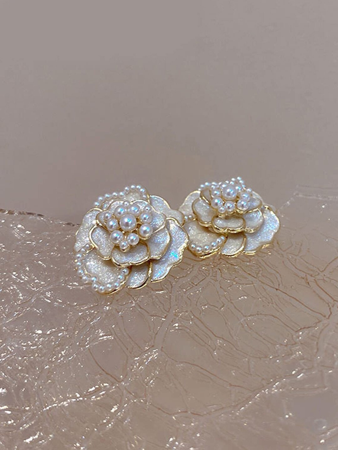 

FIMBUL Gold-Plated Floral Studs Earrings