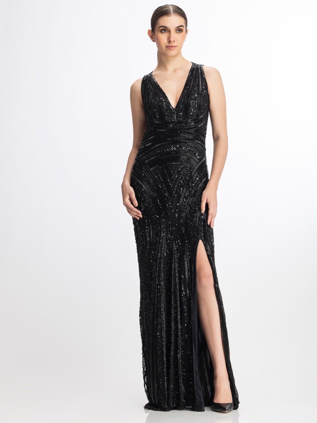 

BHAWNA RAO Embellished V-Neck Sleeveless Net Gown Dress With High Slit, Black